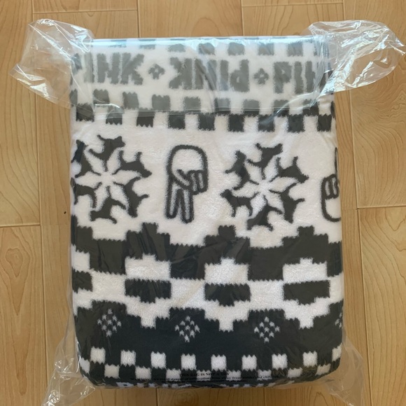 Victoria’s Secret PINK Sherpa Blanket - Picture 4 of 4